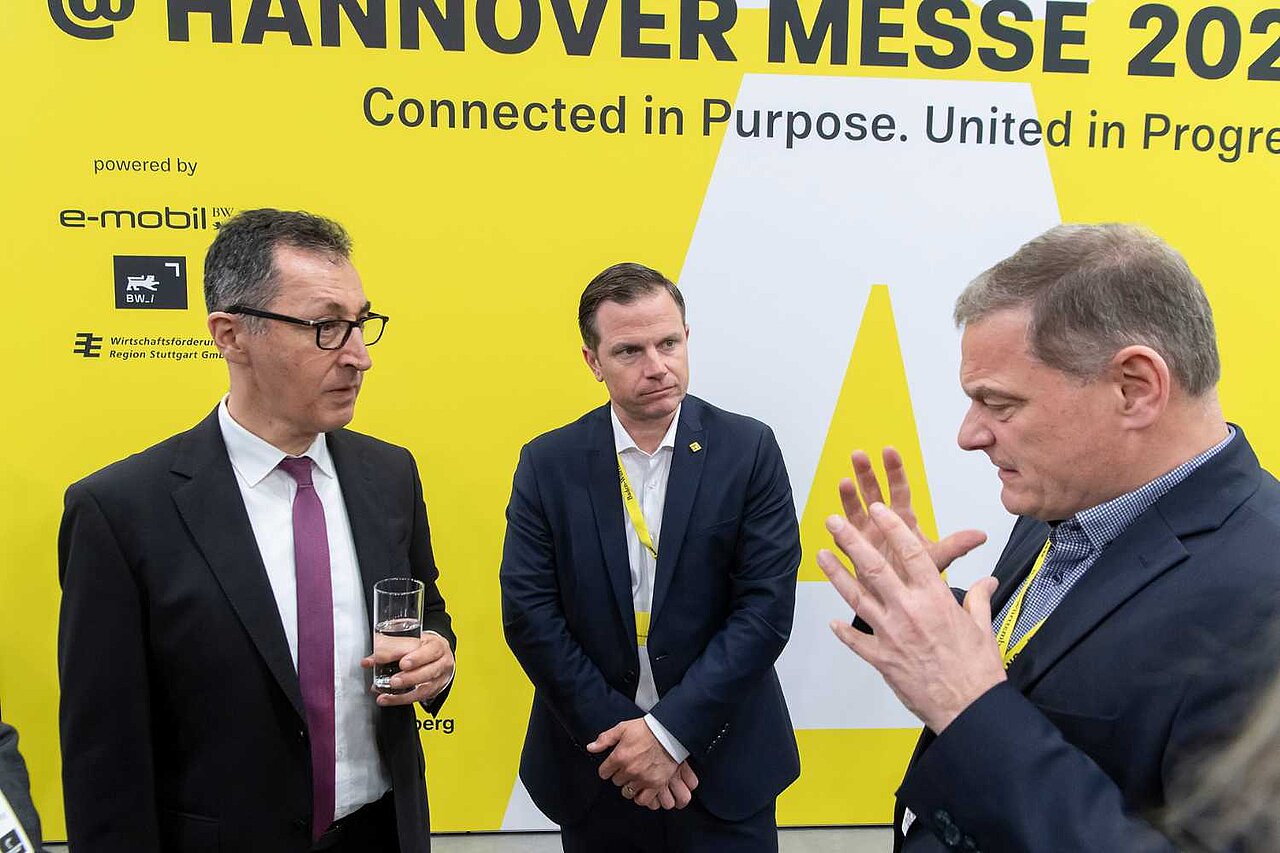 Cem Özdemir (links), Gunnar Mey (mitte) und Franz Loogen (rechts) unterhalten sich angeregt.