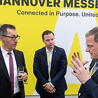 Cem Özdemir (links), Gunnar Mey (mitte) und Franz Loogen (rechts) unterhalten sich angeregt.