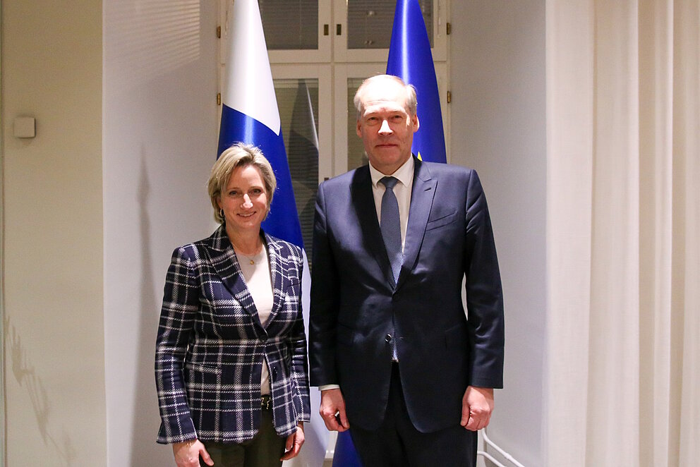 Baden-Württembergs Wirtschaftsministerin Dr. Nicole Hoffmeister-Kraut vor einer großen finnischen Flagge bei der Delegationsreise nach Helsinki, Finnland.