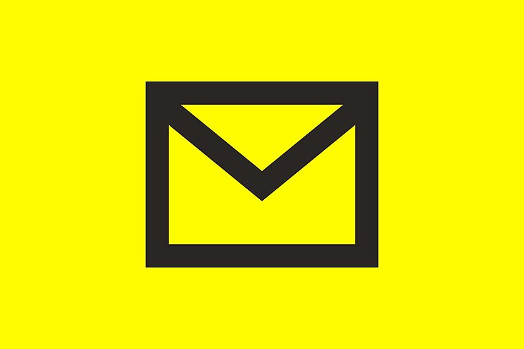 Symbol eines Briefumschlages auf gelbem Hintergrund. Bei Klick darauf gelangt man zur Newsletter-Anmeldung.
