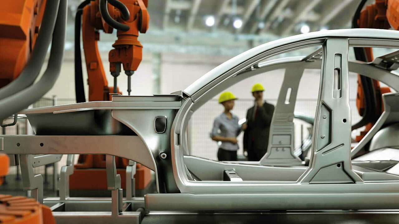 Moderne Automobilproduktionslinie mit Roboterarmen und zwei Personen im Hintergrund