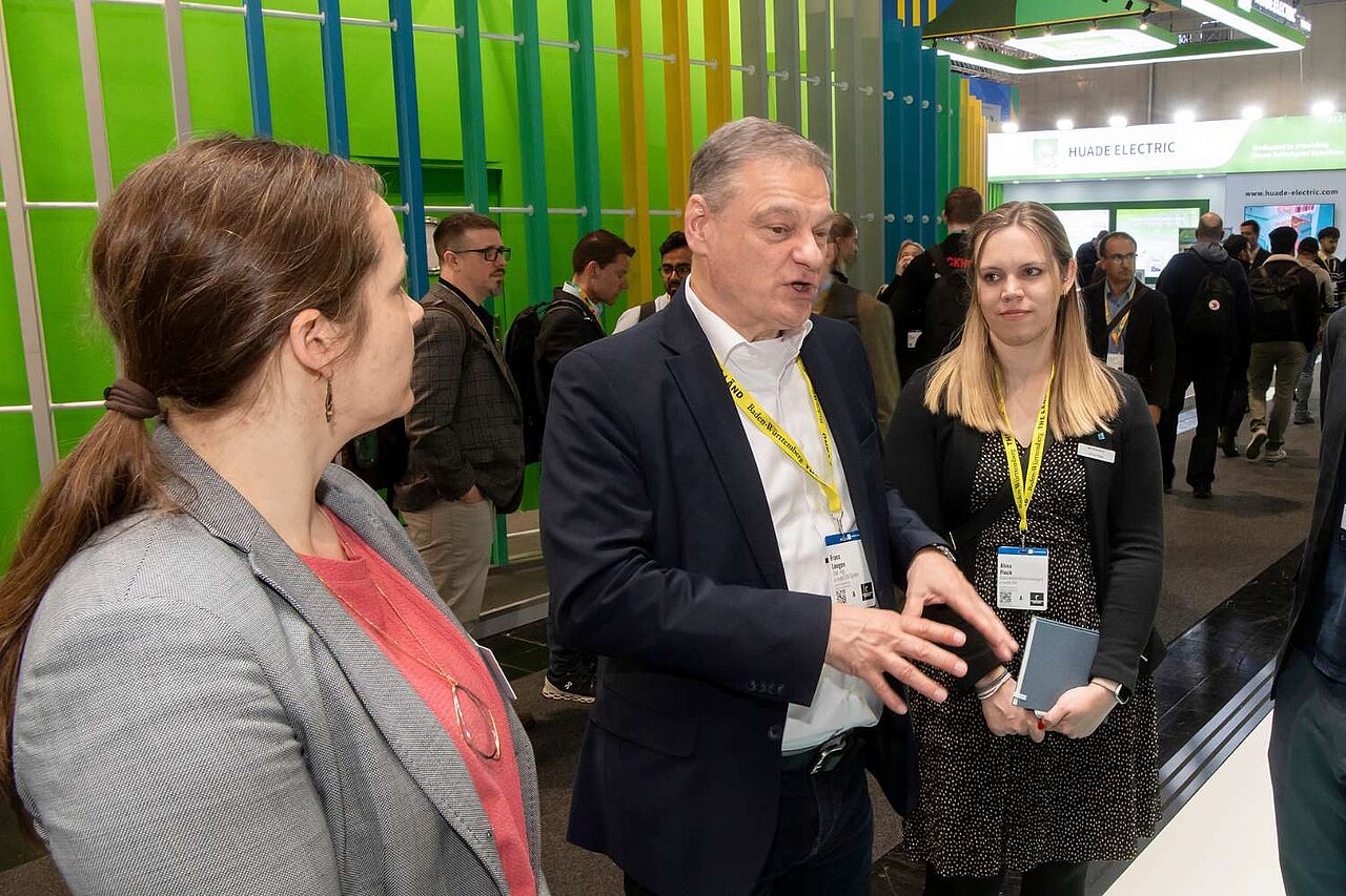 Alina Fleck (e-mobil BW) und Franz Loogen (e-mobil BW) im Gespräch.