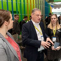 Alina Fleck (e-mobil BW) und Franz Loogen (e-mobil BW) im Gespräch.