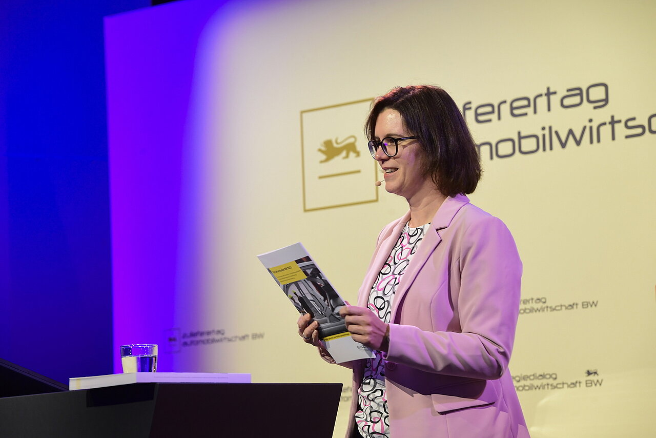 Anja Krätschmer (e-mobil BW) hält die Strukturstudie BW 2023 in der Hand