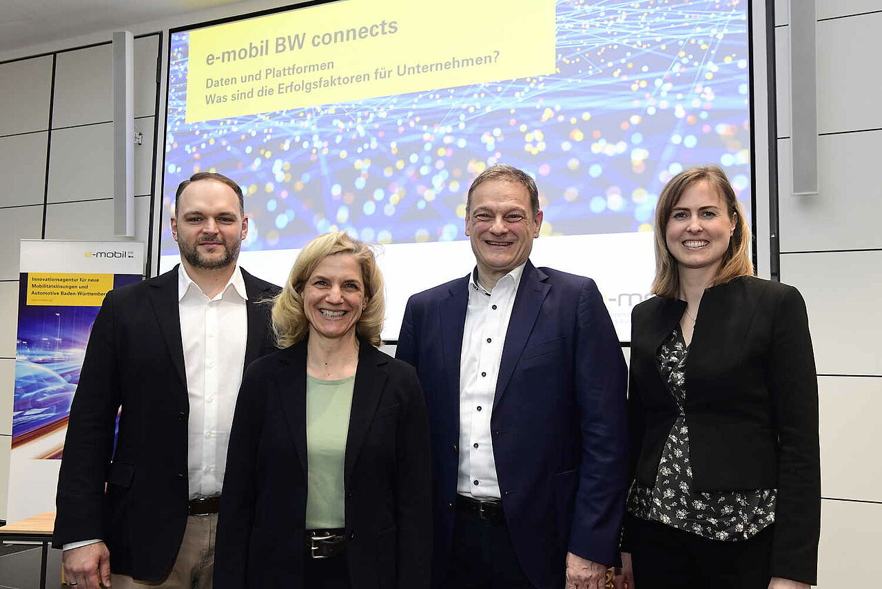 Die vier Referierenden der "e-mobil BW connects": Damir Dulovic, Gründer und CEO von Swarm Logistics,  Cathrin Lind, Vice President Operations bei EnBW mobility+ AG & Co. KG, Franz Loogen, Geschäftsführer e-mobil BW und Theresa Abb, e-mobil BW.
