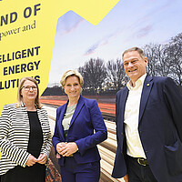 Die finnische Botschafterin Anne Sipiläinen, Wirtschaftsministerin Hoffmeister-Kraut und e-mobil BW Geschäftsführer Franz Loogen auf dem Baden-Württemberg Pavillon der Hannover Messe 2022. 