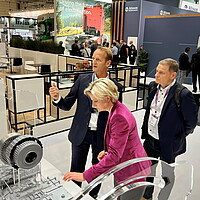 Produkterklärung von Reinhard Müller (Executive Vice President Sales) am Stand von ElringKlinger auf der IAA Transportation 2022.