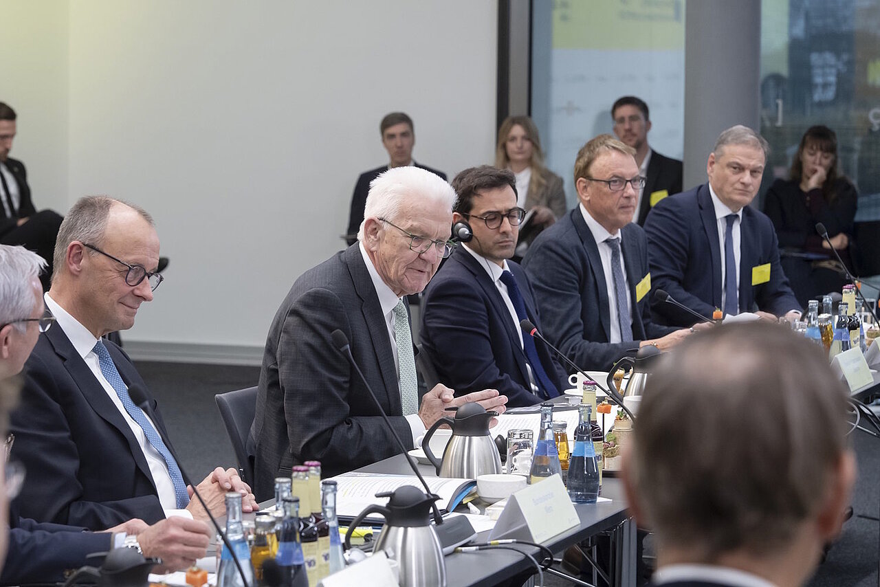 Bundeskanzler Friedrich Merz, Ministerpräsident Winfried Kretschmann, Stéphane Séjourné, Jörg Krauss und Franz Loogen beim Top-Level-Meeting des Strategiedialog Automobilwirtschaft in Stuttgart.