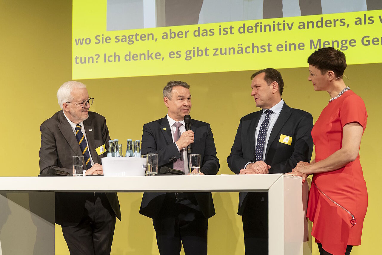 Auf der Bühne sprechen Johannes Martin Kärcher, Honorarkonsul; Frank Notz, FESTO SE & Co. KG; Andreas Bönisch, InnetiQs GmbH, mit Moderatorin Kimsy von Reischach (v.l.nr.)