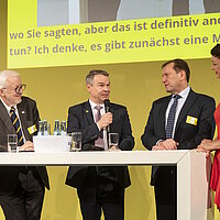 Auf der Bühne sprechen Johannes Martin Kärcher, Honorarkonsul; Frank Notz, FESTO SE & Co. KG; Andreas Bönisch, InnetiQs GmbH, mit Moderatorin Kimsy von Reischach (v.l.nr.)