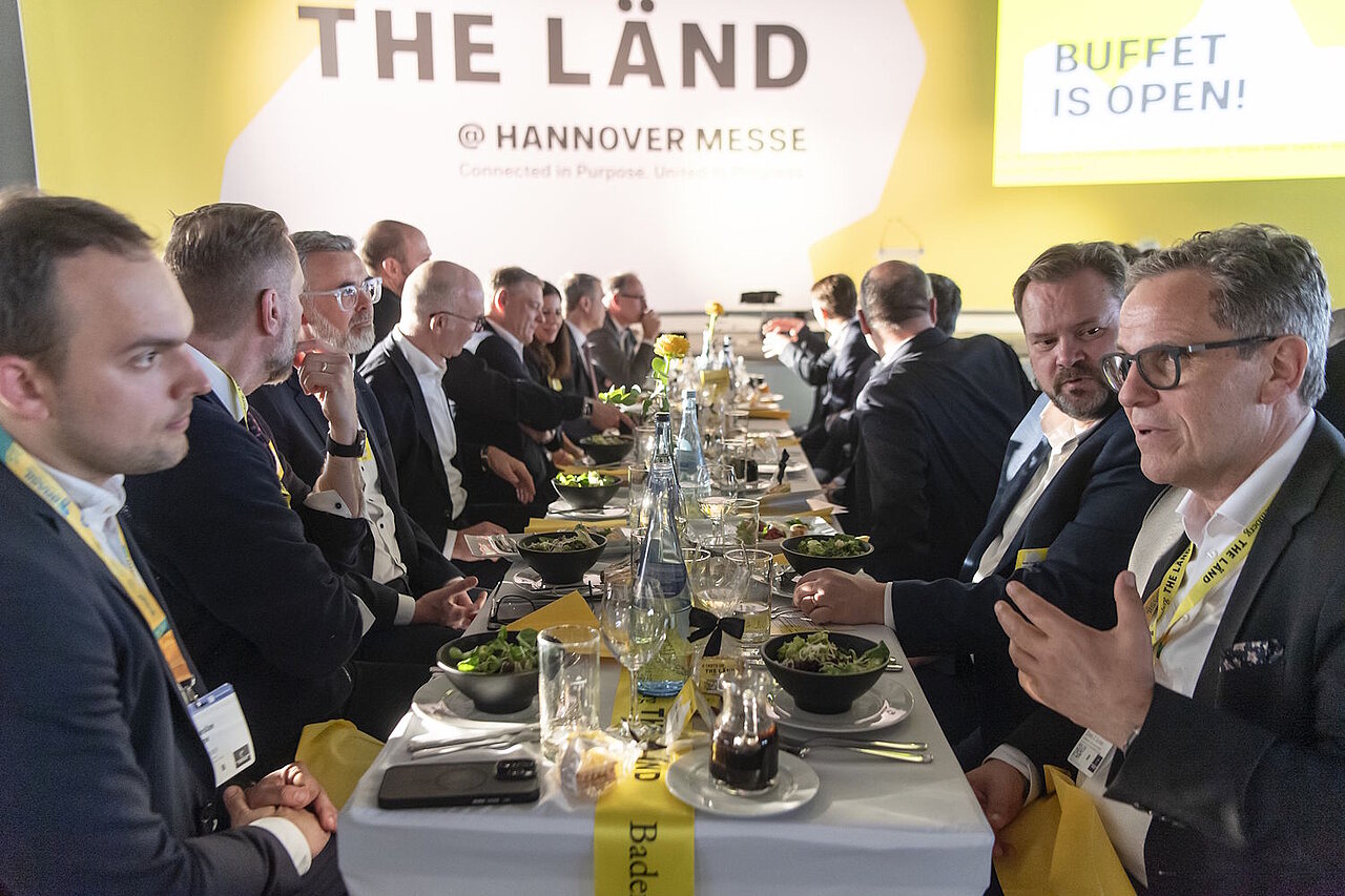 Besucher des Landesempfangs sitzen vor der Bühne