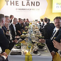 Besucher des Landesempfangs sitzen vor der Bühne