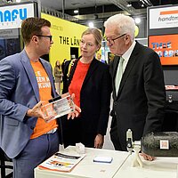 Umweltministerin Thekla Walker mit Ministerpräsident Winfried Kretschmann beim Standrundgang auf der Hannover Messe.