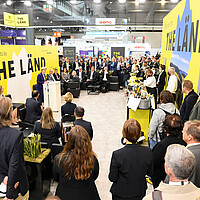 Wirtschaftsministerin Hoffmeister-Kraut besucht den Baden-Württemberg Pavillon auf der Hannover Messe 2022.