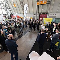 Begrüßung der Besucherinnen und Besucher auf der i-Mobility 2026.