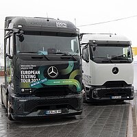 Außenaufnahme von zwei LKWs vor der Messehalle Stuttgart-West.