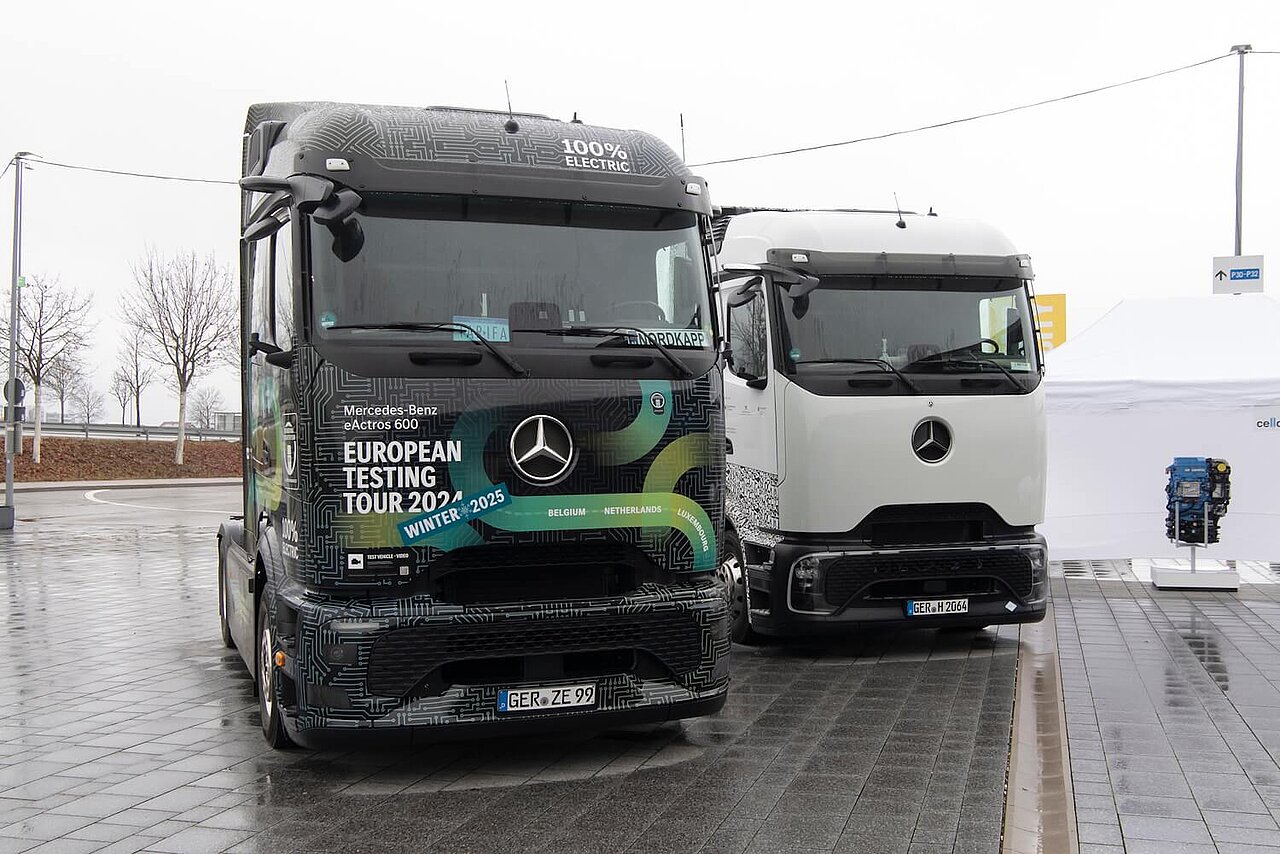 Außenaufnahme von zwei LKWs vor der Messehalle Stuttgart-West.