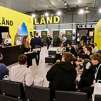 Studierende sind auf der Hannover Messe, um sich über baden-württembergische Unternehmen zu informieren.