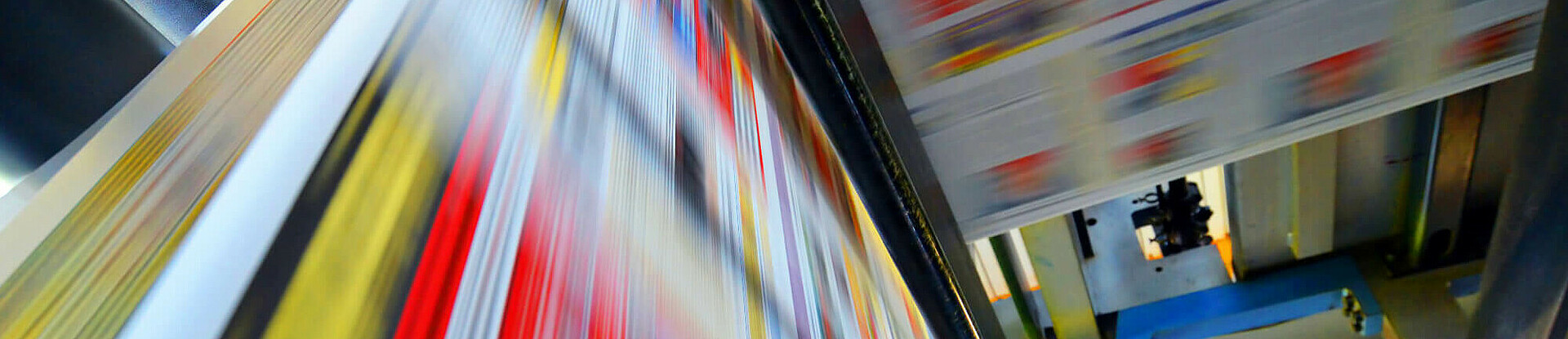 Druckpapier einer Zeitung läuft über eine Walze.