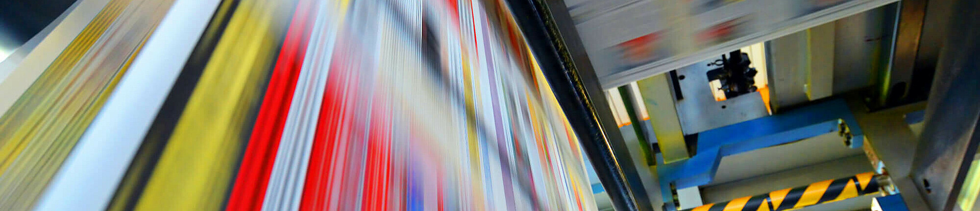 Druckpapier einer Zeitung läuft über eine Walze.