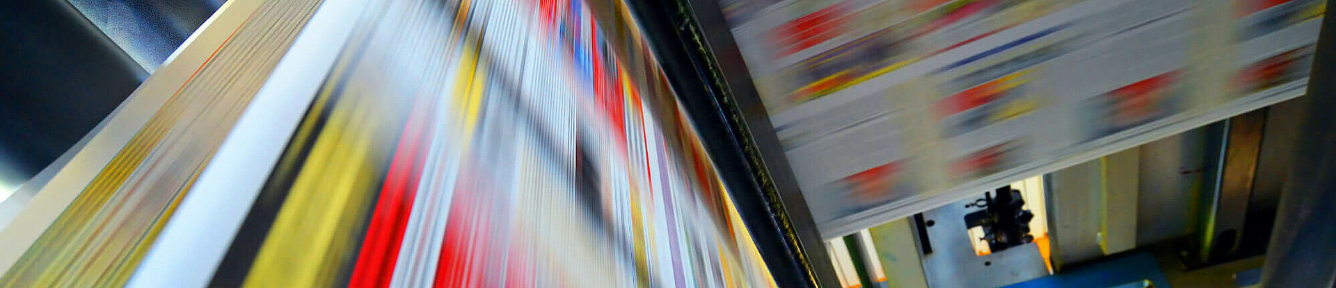 Druckpapier einer Zeitung läuft über eine Walze.