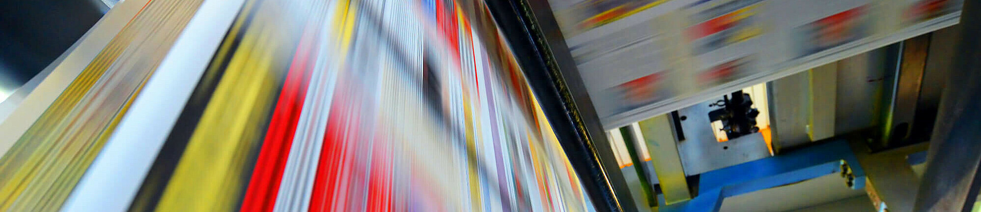 Druckpapier einer Zeitung läuft über eine Walze.