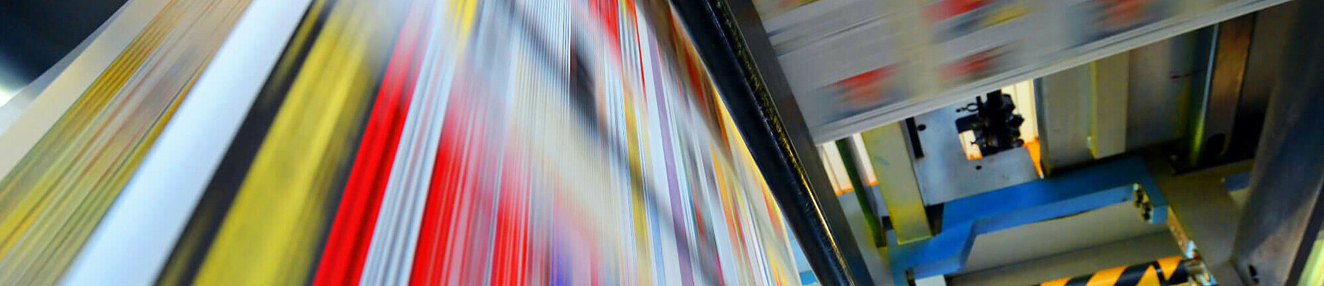 Druckpapier einer Zeitung läuft über eine Walze.