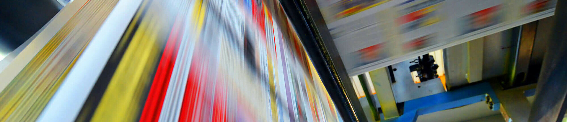 Druckpapier einer Zeitung läuft über eine Walze.