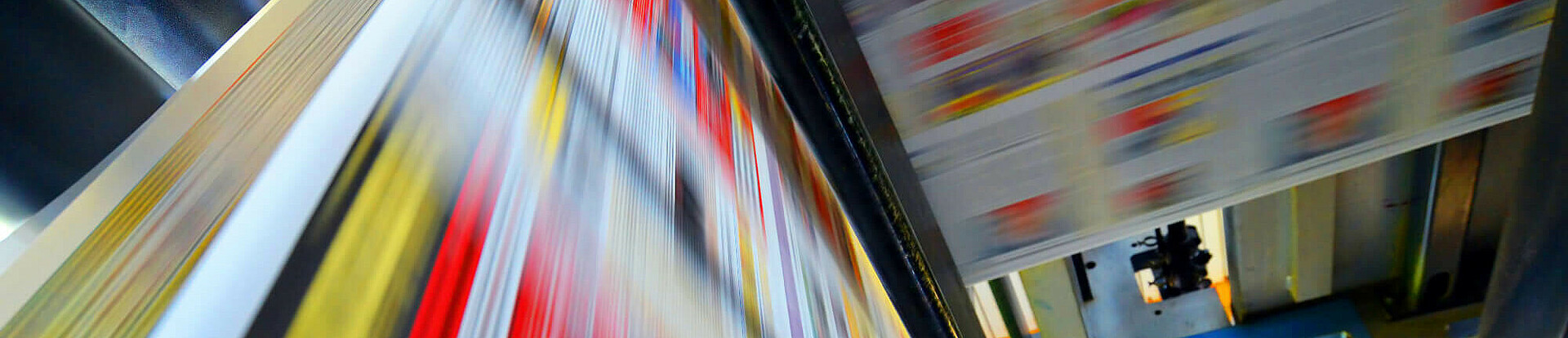 Druckpapier einer Zeitung läuft über eine Walze.