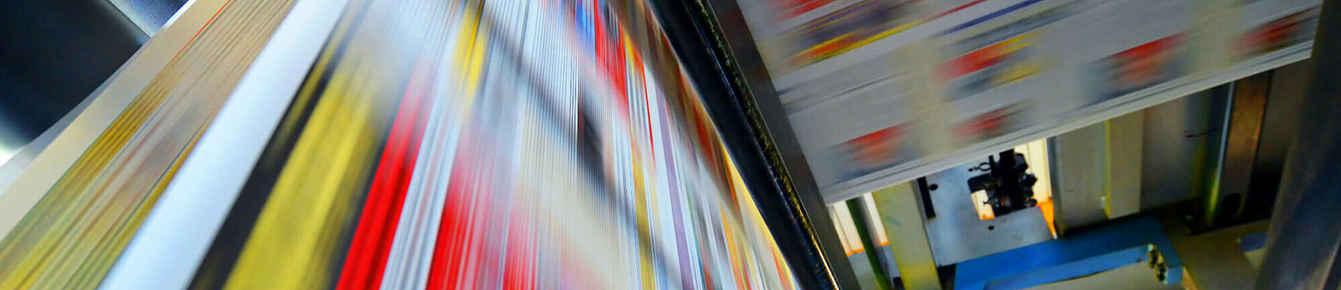 Druckpapier einer Zeitung läuft über eine Walze.