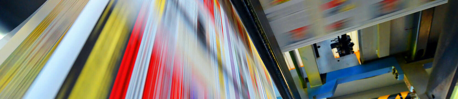 Druckpapier einer Zeitung läuft über eine Walze.