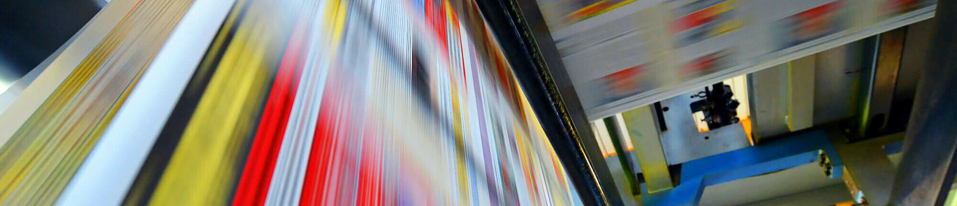 Druckpapier einer Zeitung läuft über eine Walze.