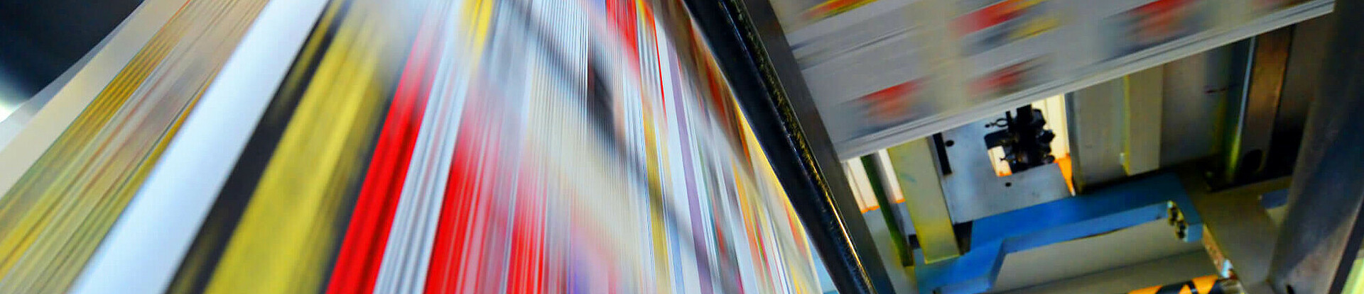 Druckpapier einer Zeitung läuft über eine Walze.