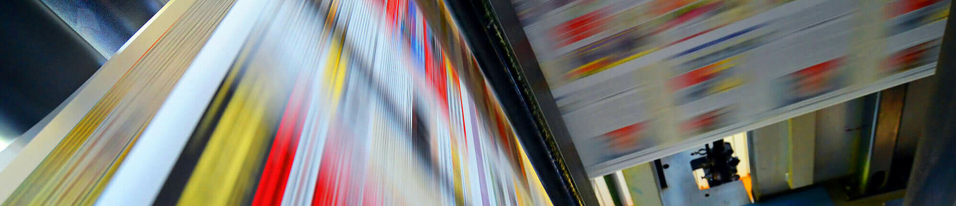 Druckpapier einer Zeitung läuft über eine Walze.