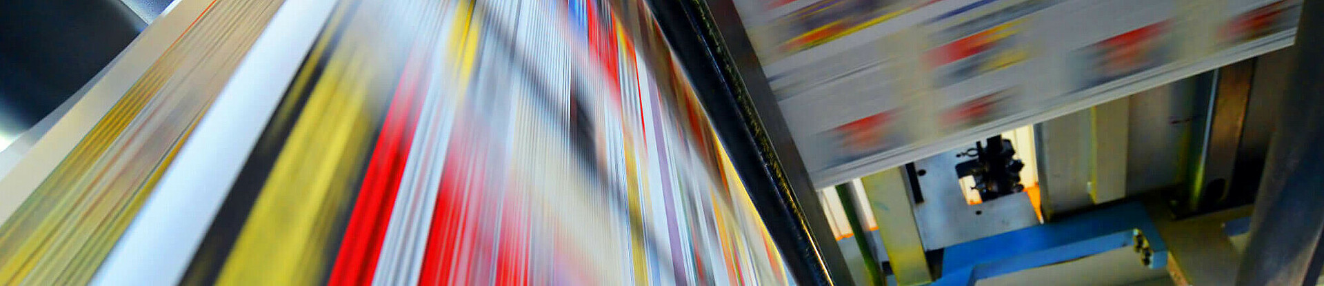 Druckpapier einer Zeitung läuft über eine Walze.