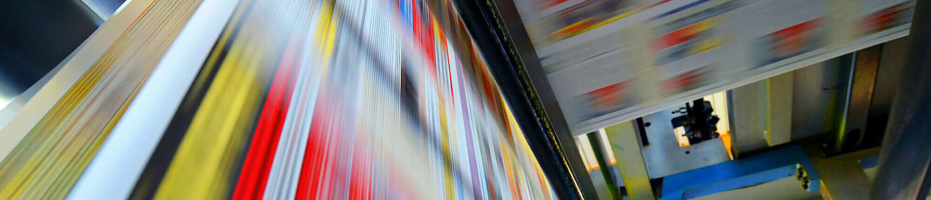 Druckpapier einer Zeitung läuft über eine Walze.