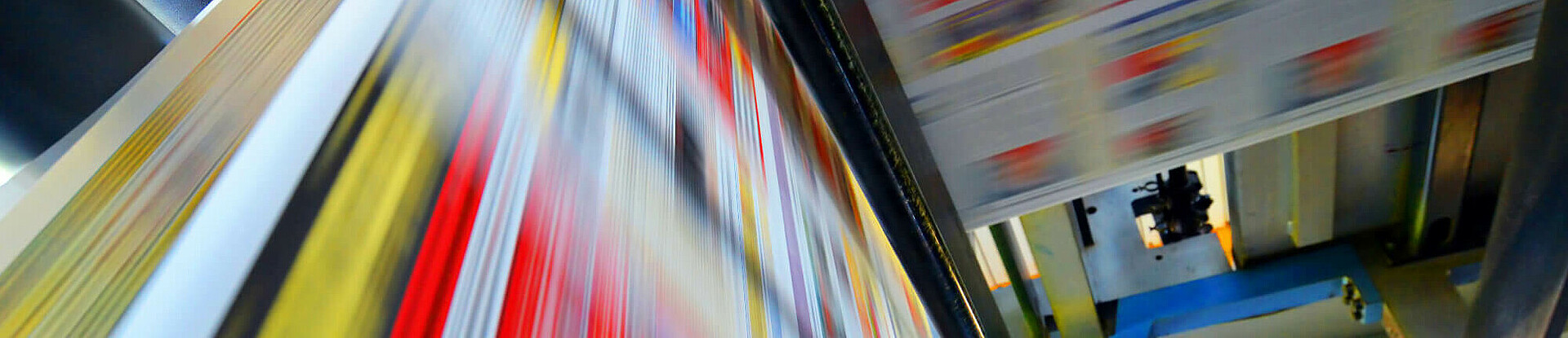 Druckpapier einer Zeitung läuft über eine Walze.