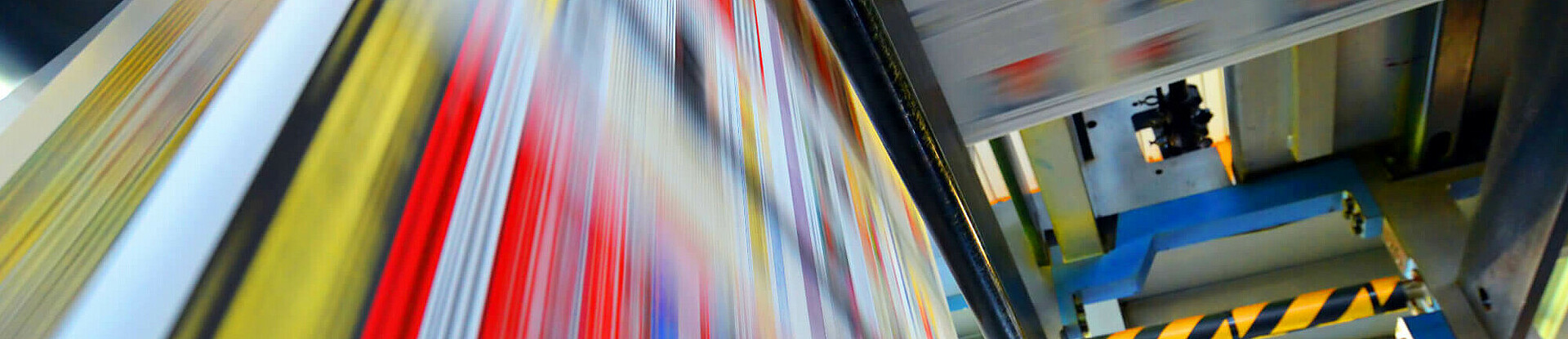 Druckpapier einer Zeitung läuft über eine Walze.