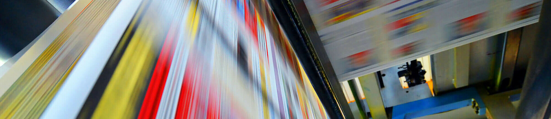 Druckpapier einer Zeitung läuft über eine Walze.