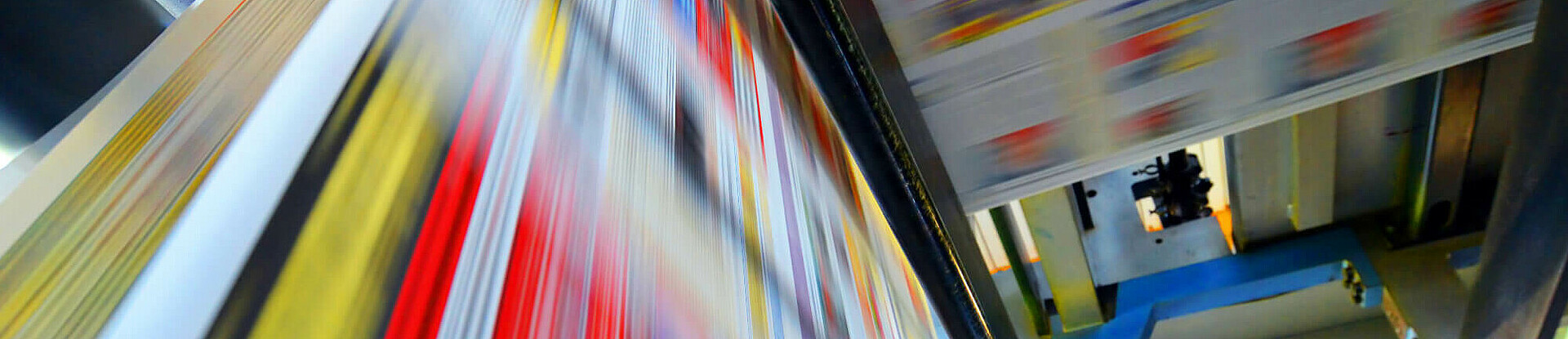 Druckpapier einer Zeitung läuft über eine Walze.