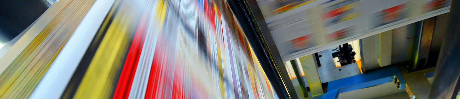 Druckpapier einer Zeitung läuft über eine Walze.