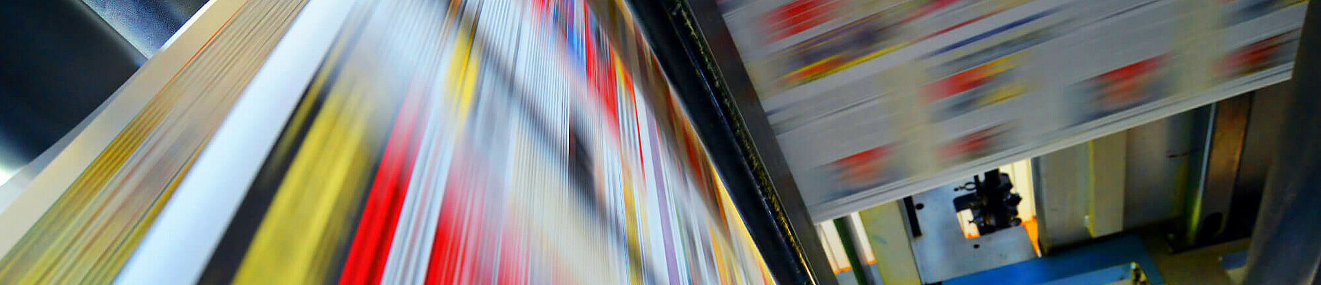 Druckpapier einer Zeitung läuft über eine Walze.