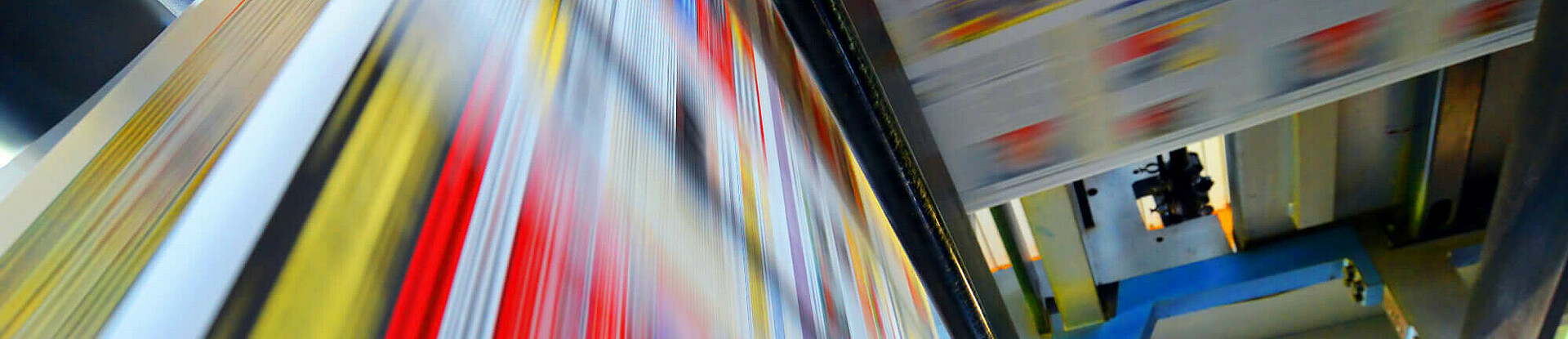 Druckpapier einer Zeitung läuft über eine Walze.