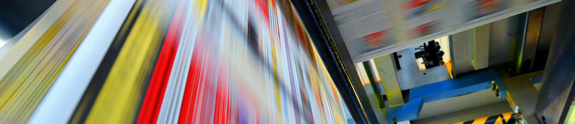 Druckpapier einer Zeitung läuft über eine Walze.