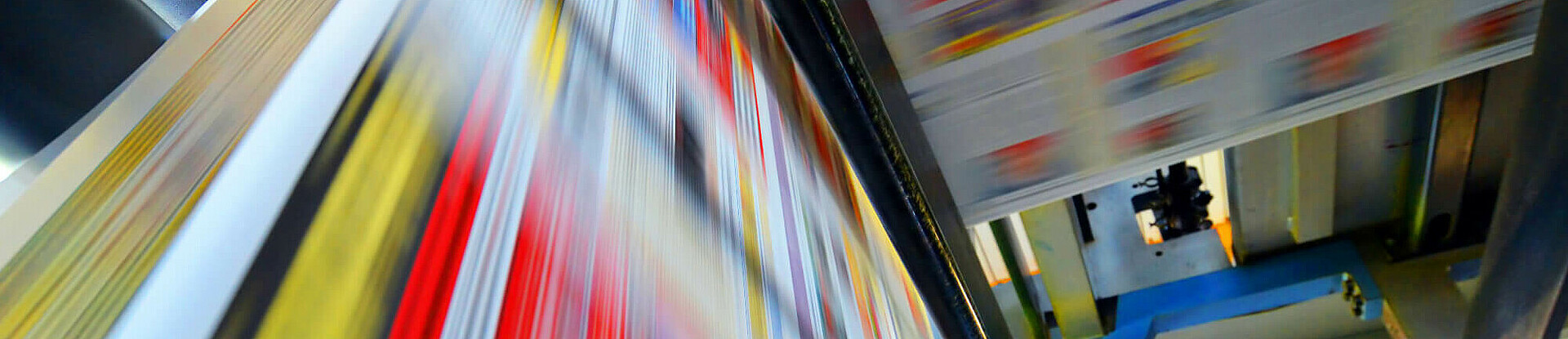 Druckpapier einer Zeitung läuft über eine Walze.