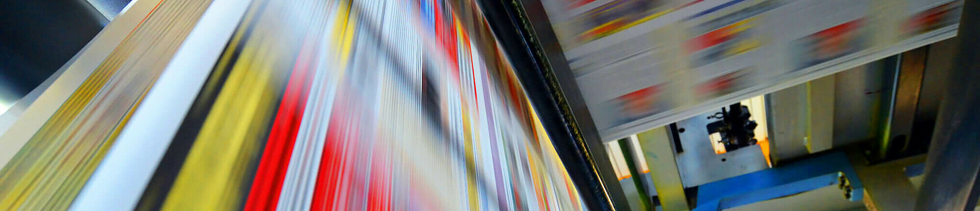 Druckpapier einer Zeitung läuft über eine Walze.