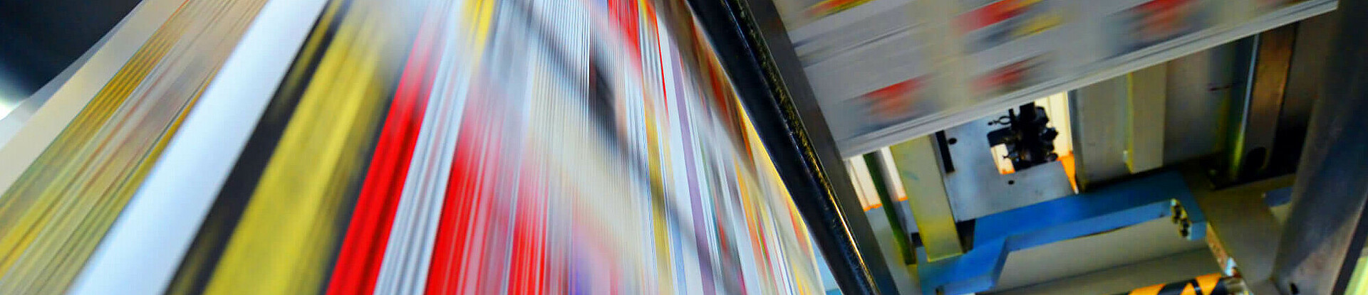 Druckpapier einer Zeitung läuft über eine Walze.