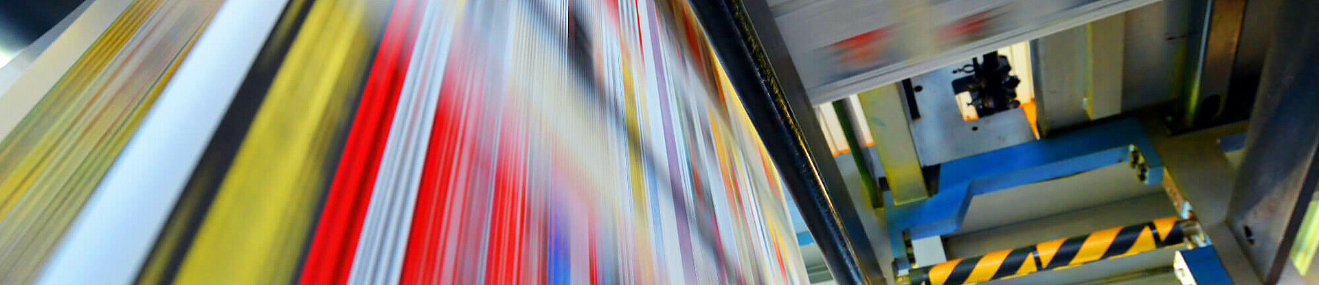 Druckpapier einer Zeitung läuft über eine Walze.