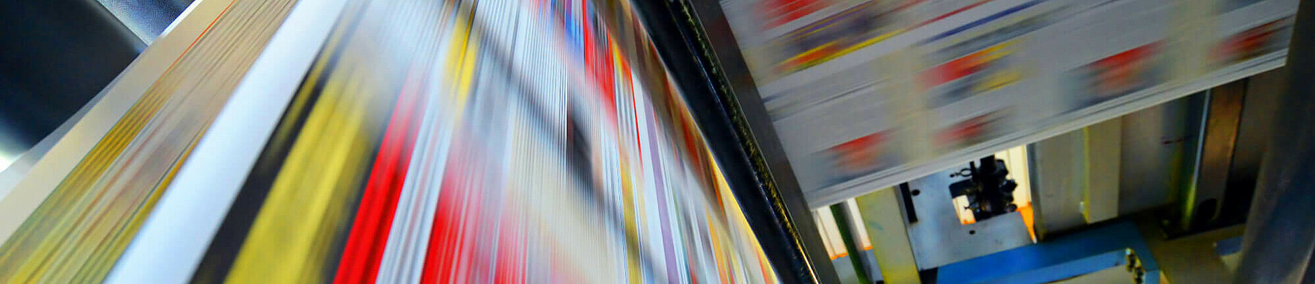 Druckpapier einer Zeitung läuft über eine Walze.