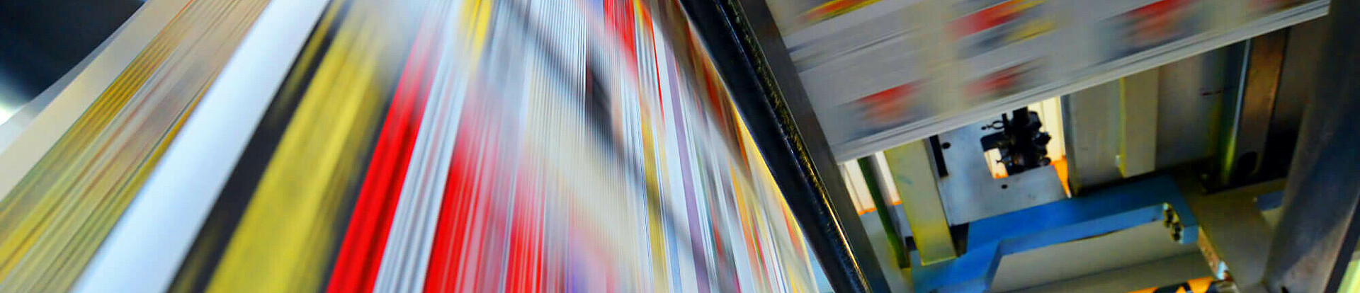 Druckpapier einer Zeitung läuft über eine Walze.